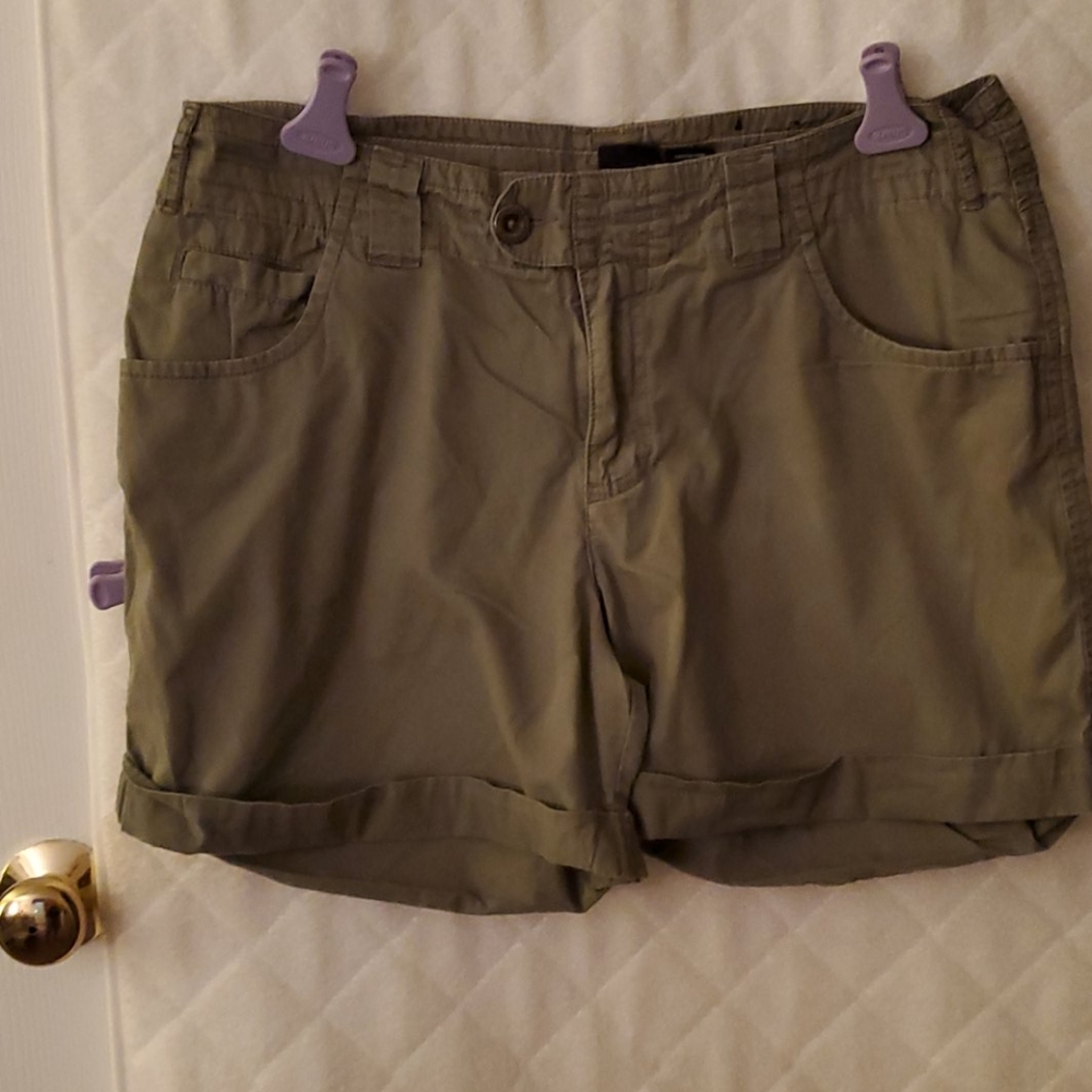 Shorts olive color